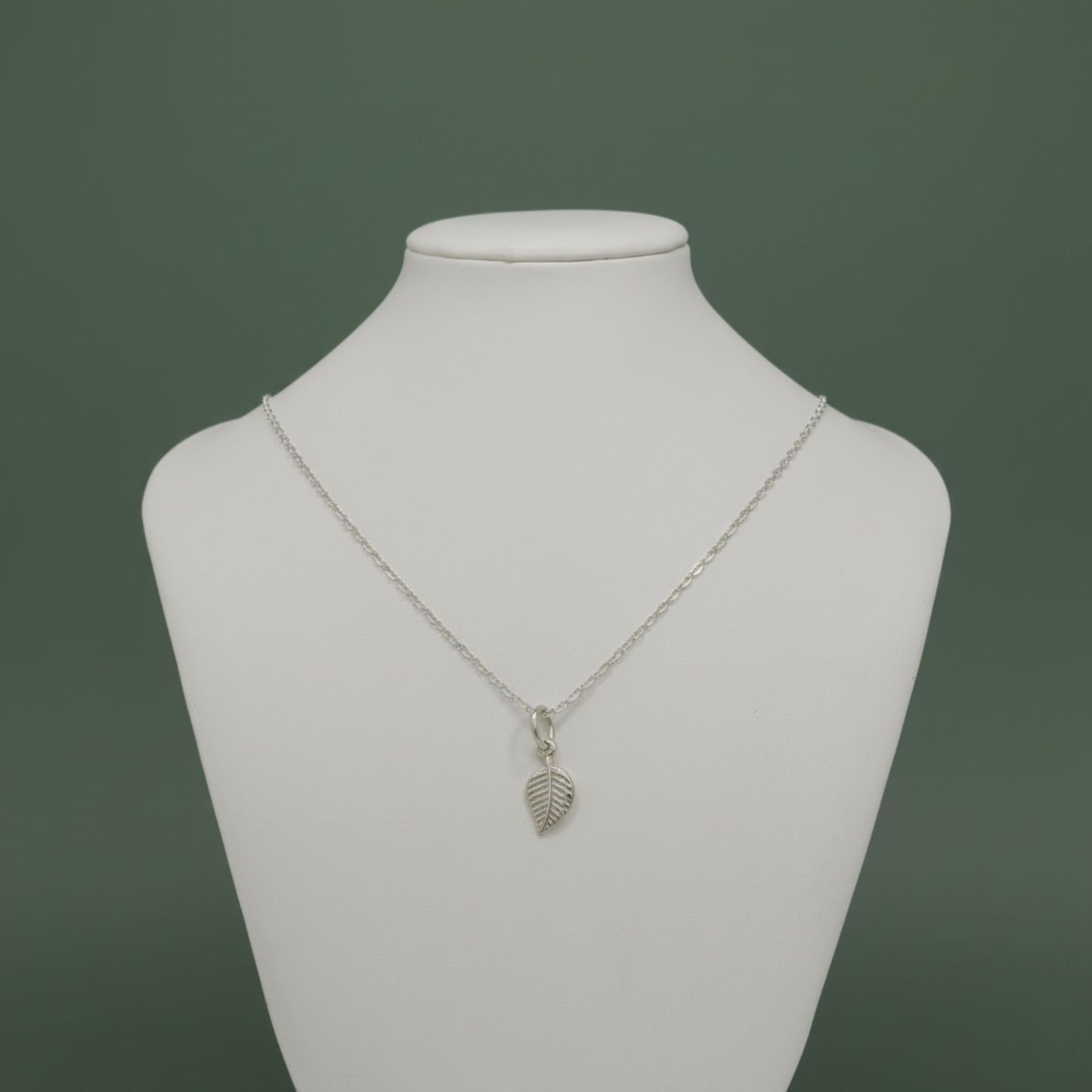 Collar Hoja Minimalista en Plata