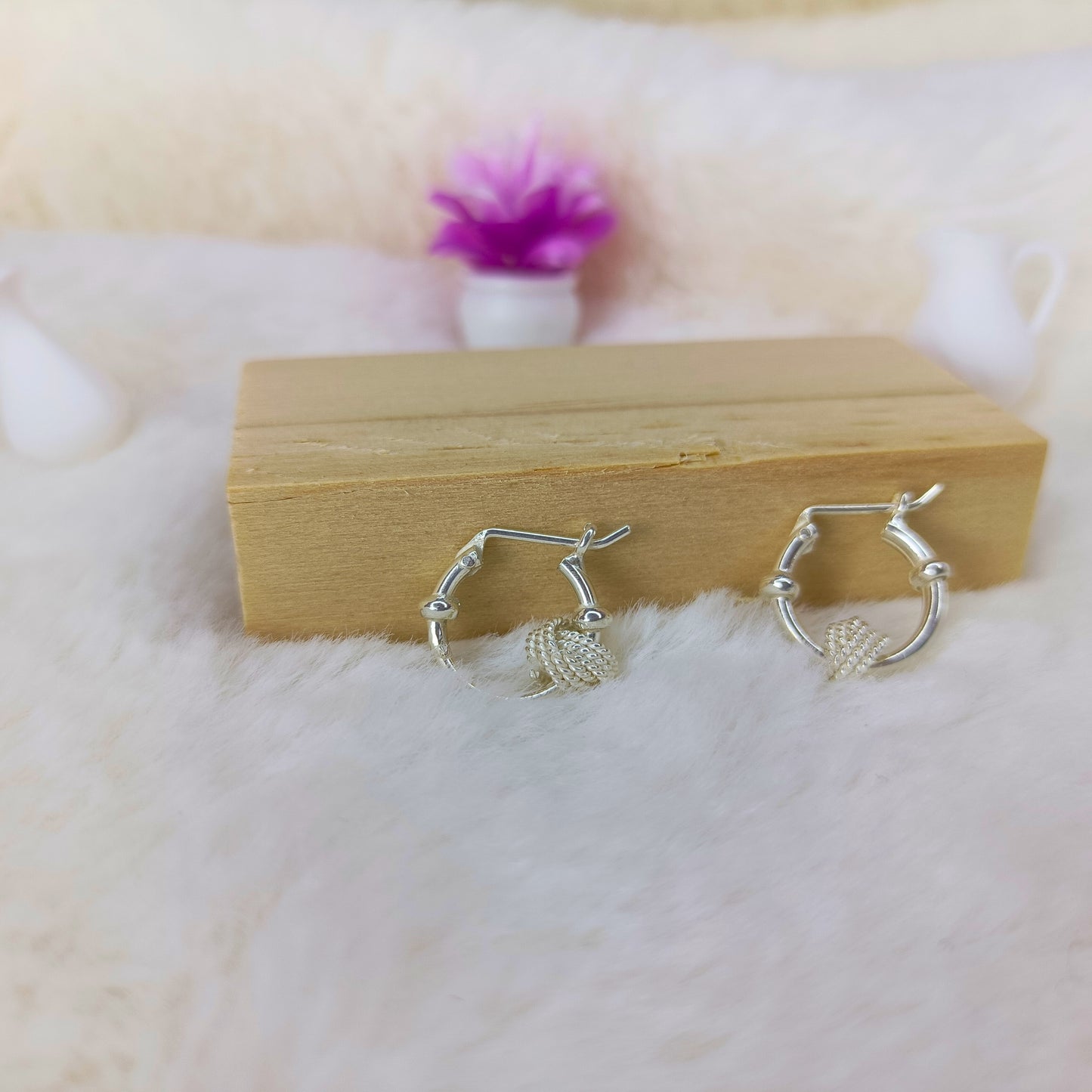 Aretes Aros con Nudo Texturizado en Plata